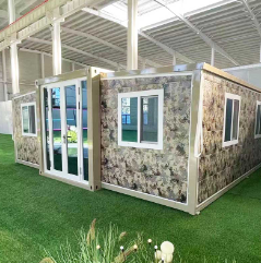 Een Chinese man pronkt met de accommodatieomstandigheden in Qatar, en de containerhuizen zijn allemaal 